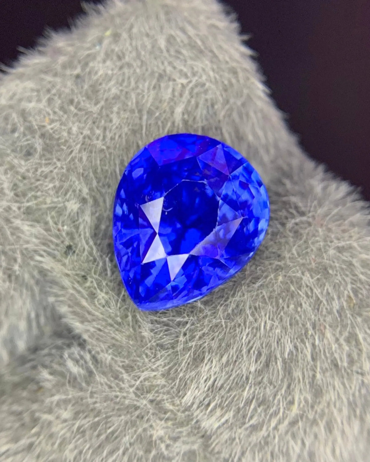 Natural Cornflower Blue Sapphire loose stone 9.73 × 8.01 mm face-up view | SARATTI