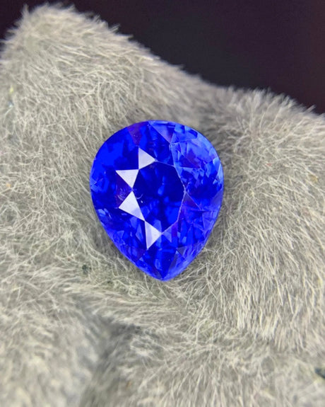 4.00ct Natural Sapphire pear brilliant-cut side profile | SARATTI