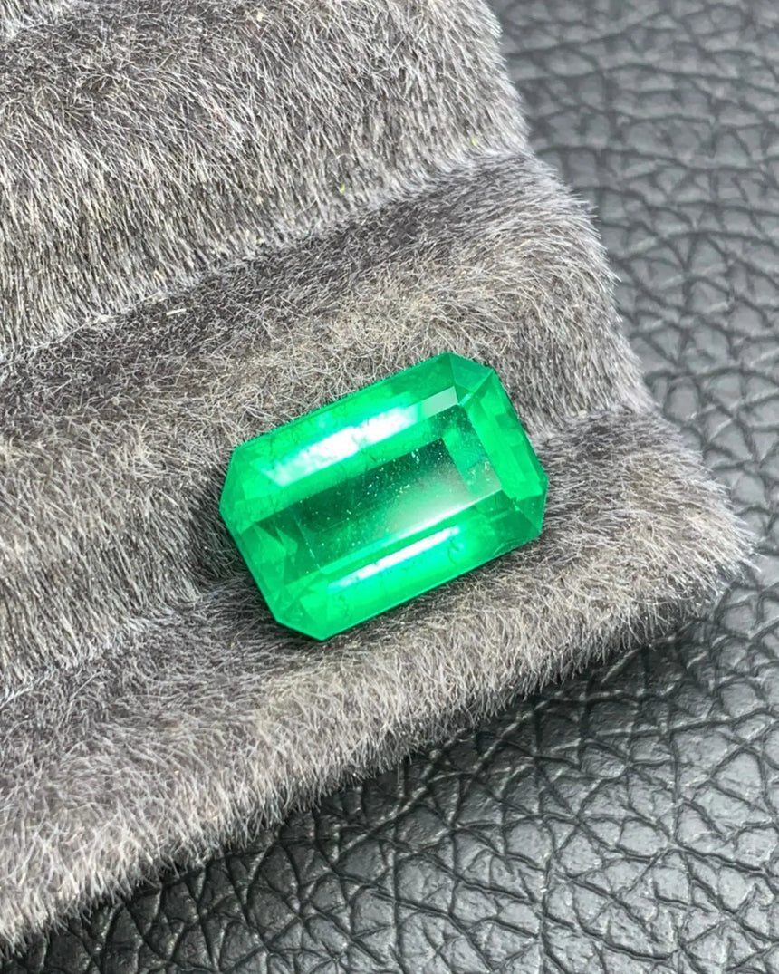 4.76ct Verdant Green Natural Emerald loose centre stone close-up | SARATTI