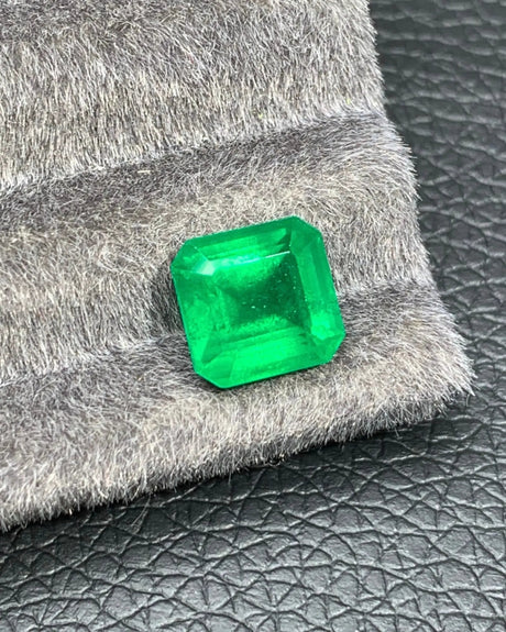 4.95 CTS Vivid Green Natural Emerald from an alternate angle, showing its octagonal outline and step facets | SARATTI