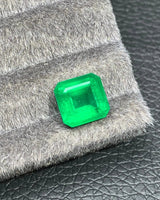 4.95 CTS Natural Vivid Green Emerald close-up showing the step-cut centre, broad table and saturated green colour | SARATTI