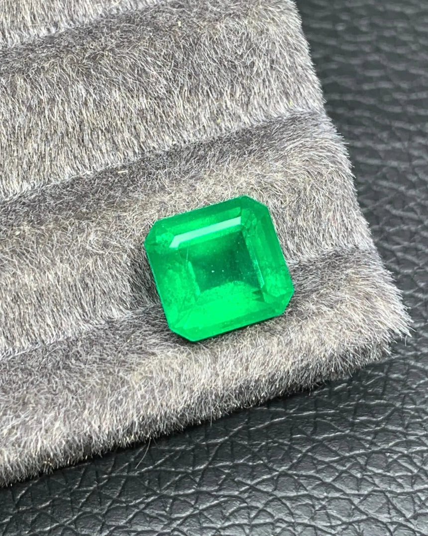 4.95 CTS Natural Vivid Green Emerald close-up showing the step-cut centre, broad table and saturated green colour | SARATTI