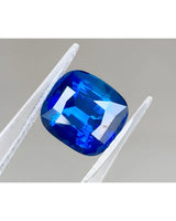5.04ct Natural Royal Blue Sapphire Cushion Faceted close-up | SARATTI