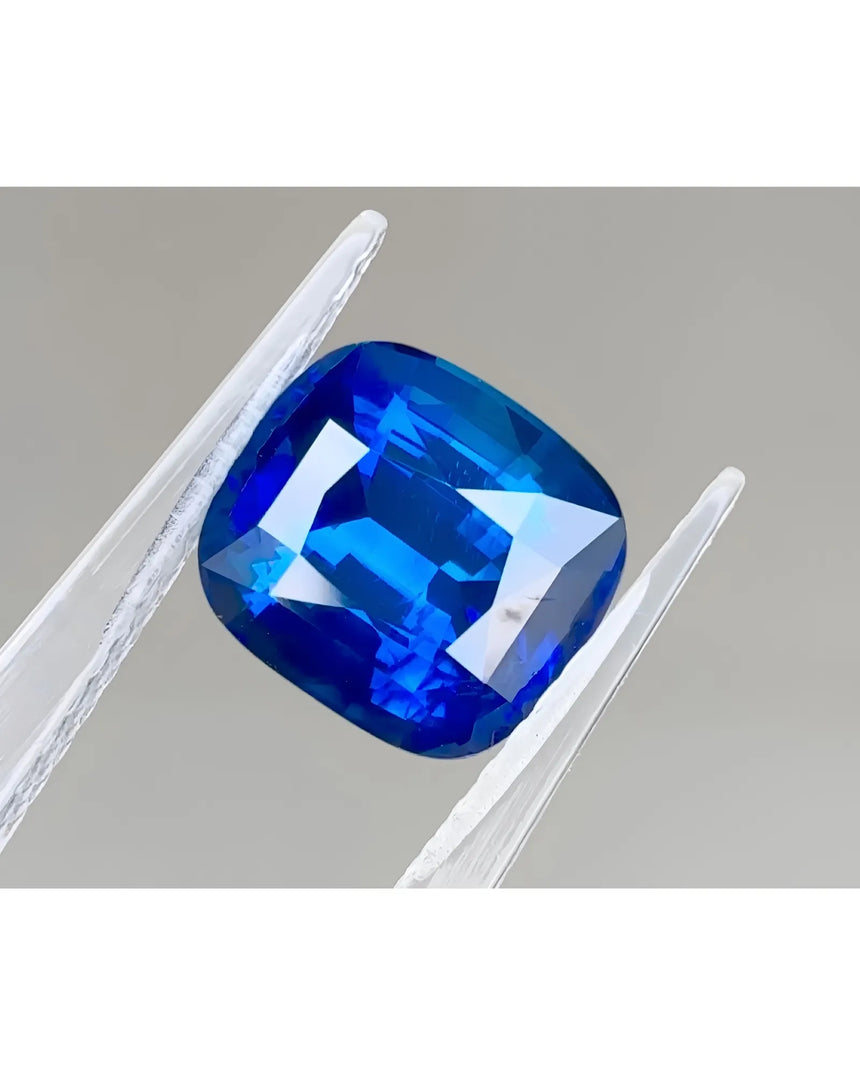 5.04ct Natural Royal Blue Sapphire Cushion Faceted close-up | SARATTI