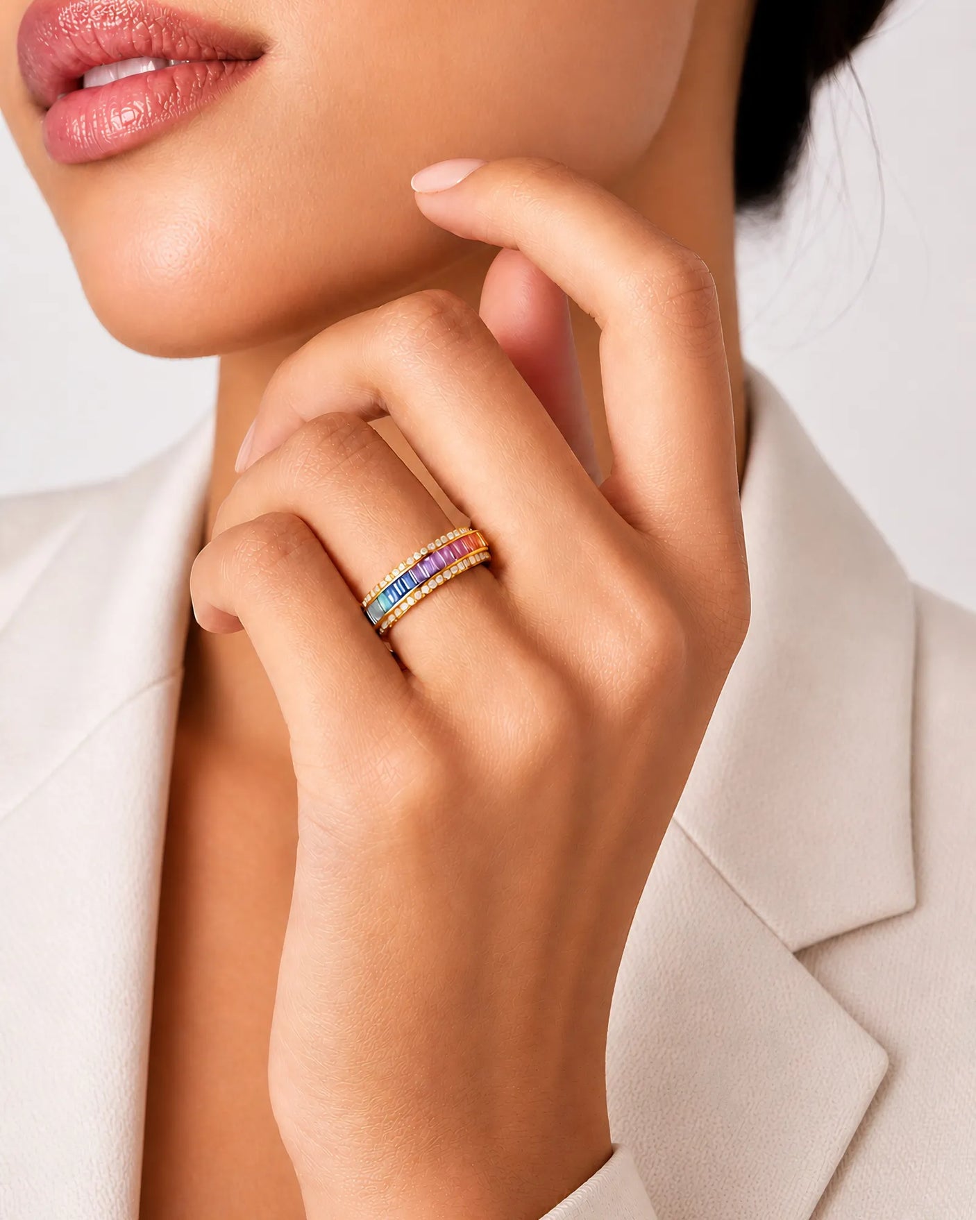 Chromatic sapphire band with ombré emerald cut design and diamond edges in 18K yellow gold | SARATTI