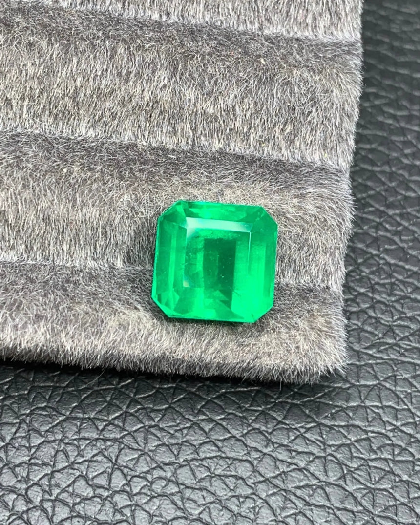 6.57ct Natural Emerald step-cut gemstone displayed as a loose centre stone | SARATTI