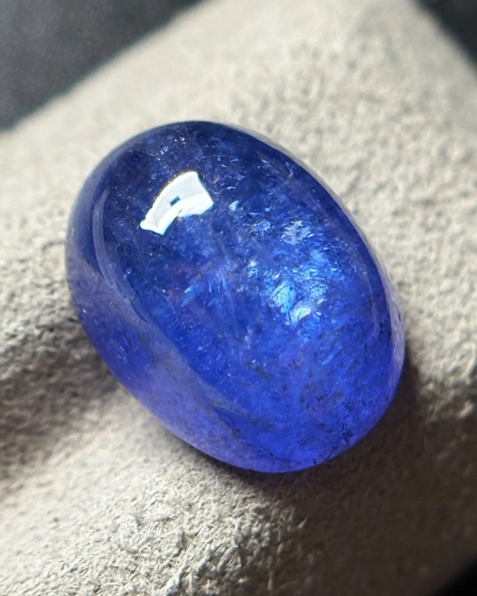 8.56ct Natural Blue-purple Tanzanite side profile detail | SARATTI