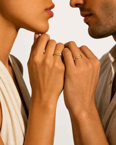 18K yellow gold wedding ring featuring interlocking geometric links and brilliant diamond accents | SARATTI