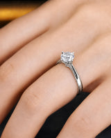 Fiore – Sparkly Bloom Natural Round Diamond Tulip Solitaire Ring