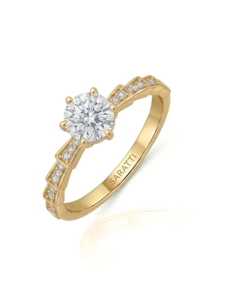 Amora Échelle d’Amour round diamond engagement ring 45-degree view with stepped diamond-set shoulders in 18K yellow gold | SARATTI