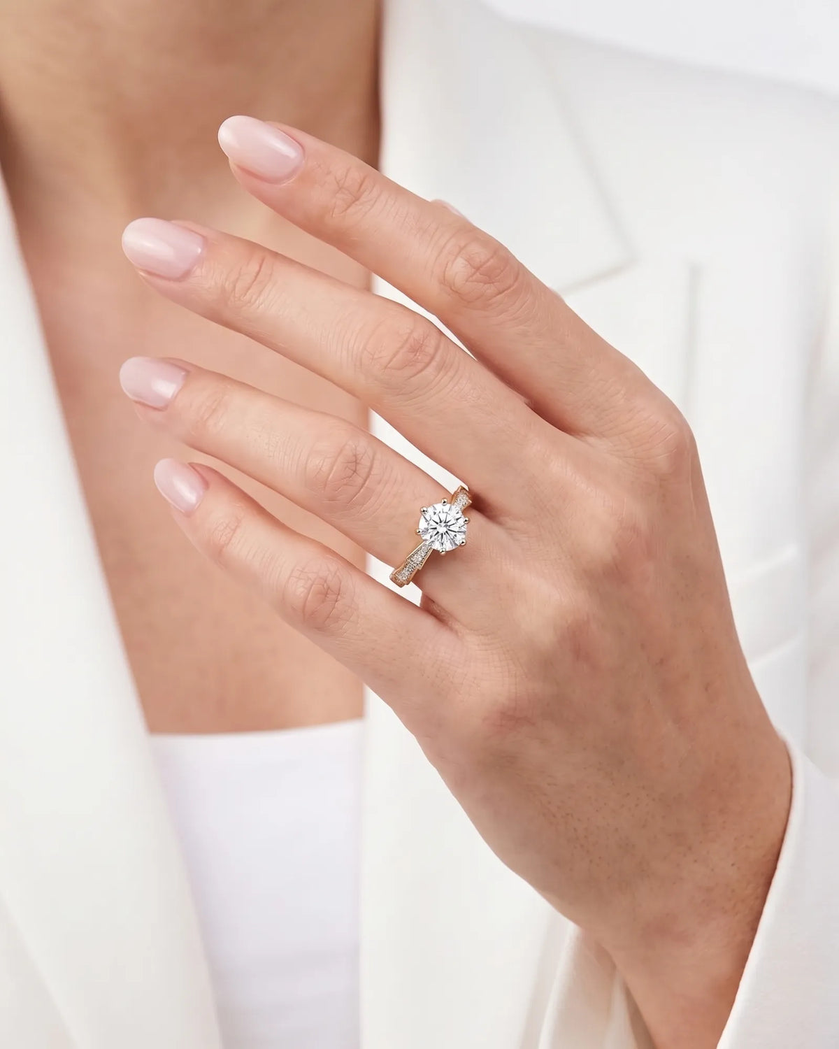 Amora Échelle d’Amour round diamond engagement ring front view with geometric shoulder detailing in 18K yellow gold | SARATTI