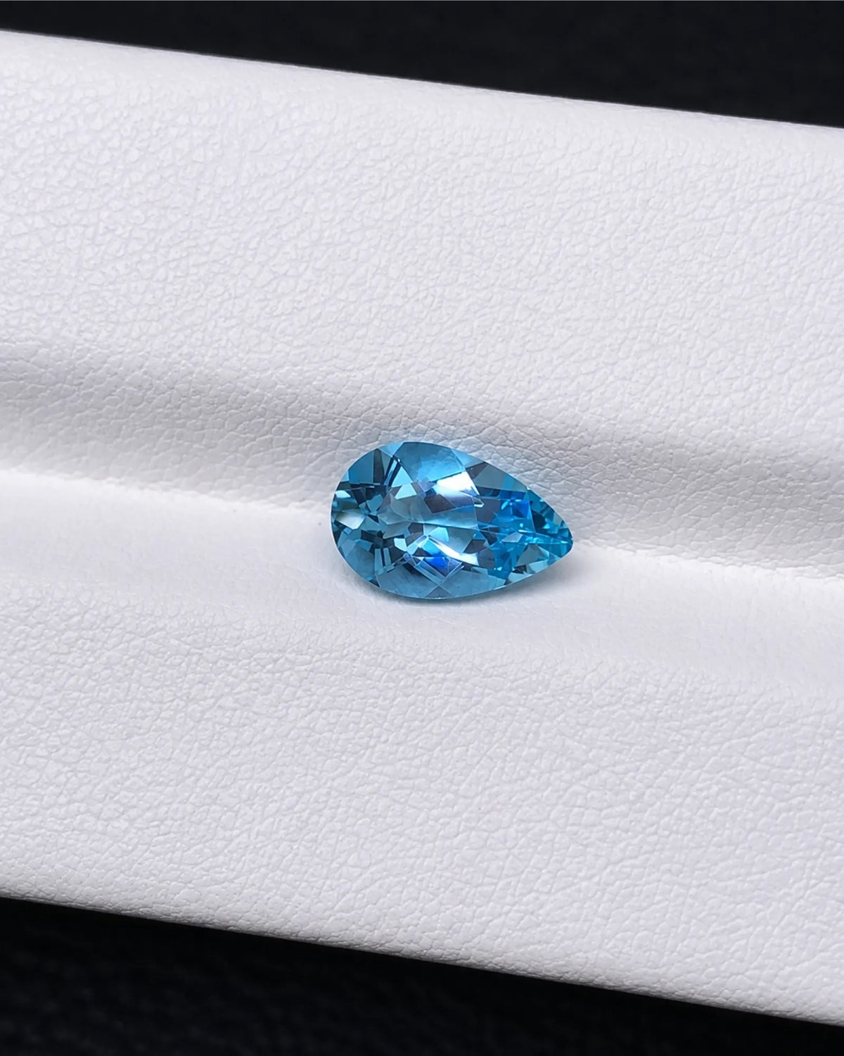 Angled view of 1.06ct Natural Santa Maria Aquamarine | SARATTI