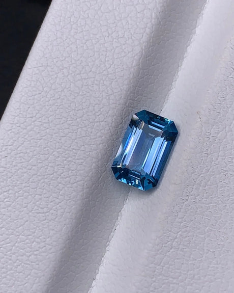 Angled view of 1.11ct octagonal Natural Aquamarine | SARATTI
