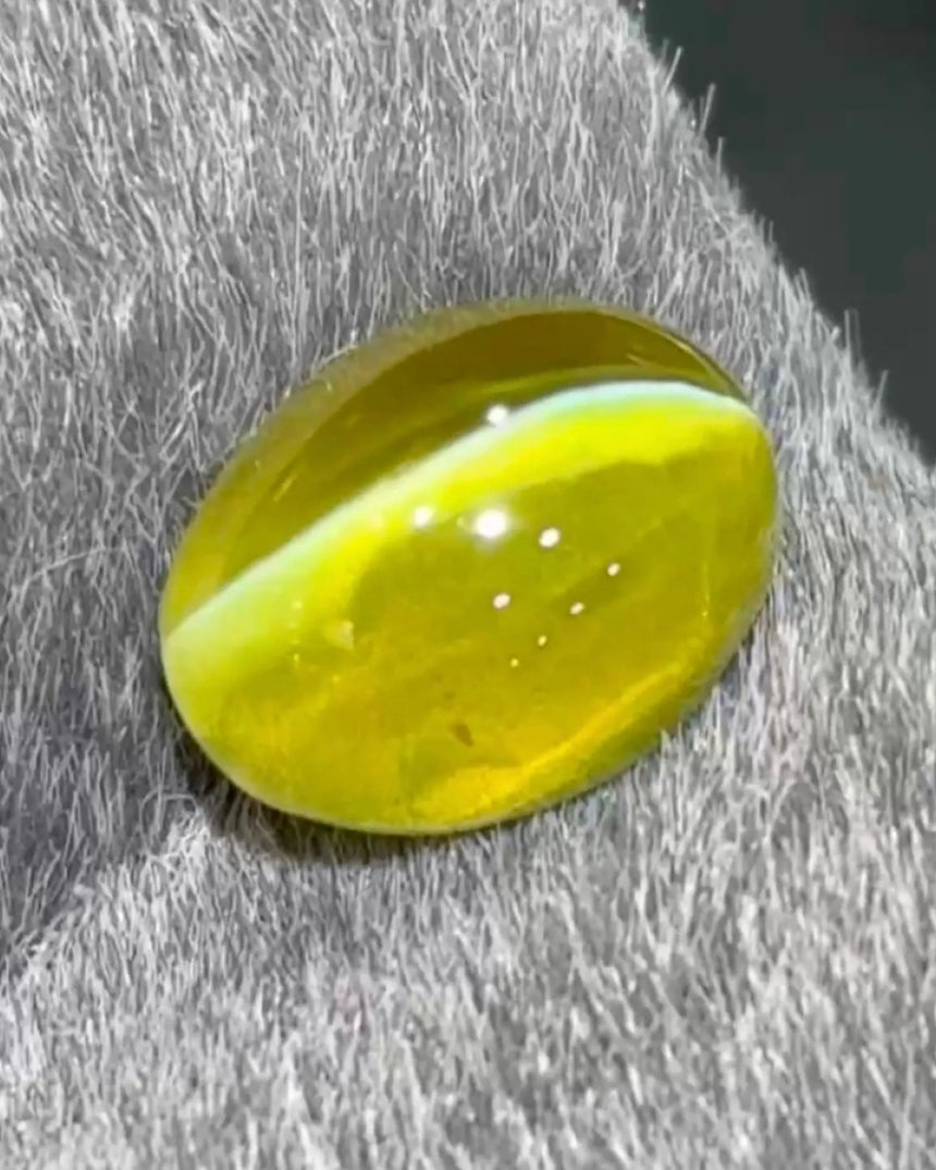 Angled view of 2.02 carat Natural vivid yellow Cat's Eye Chrysoberyl cabochon | SARATTI