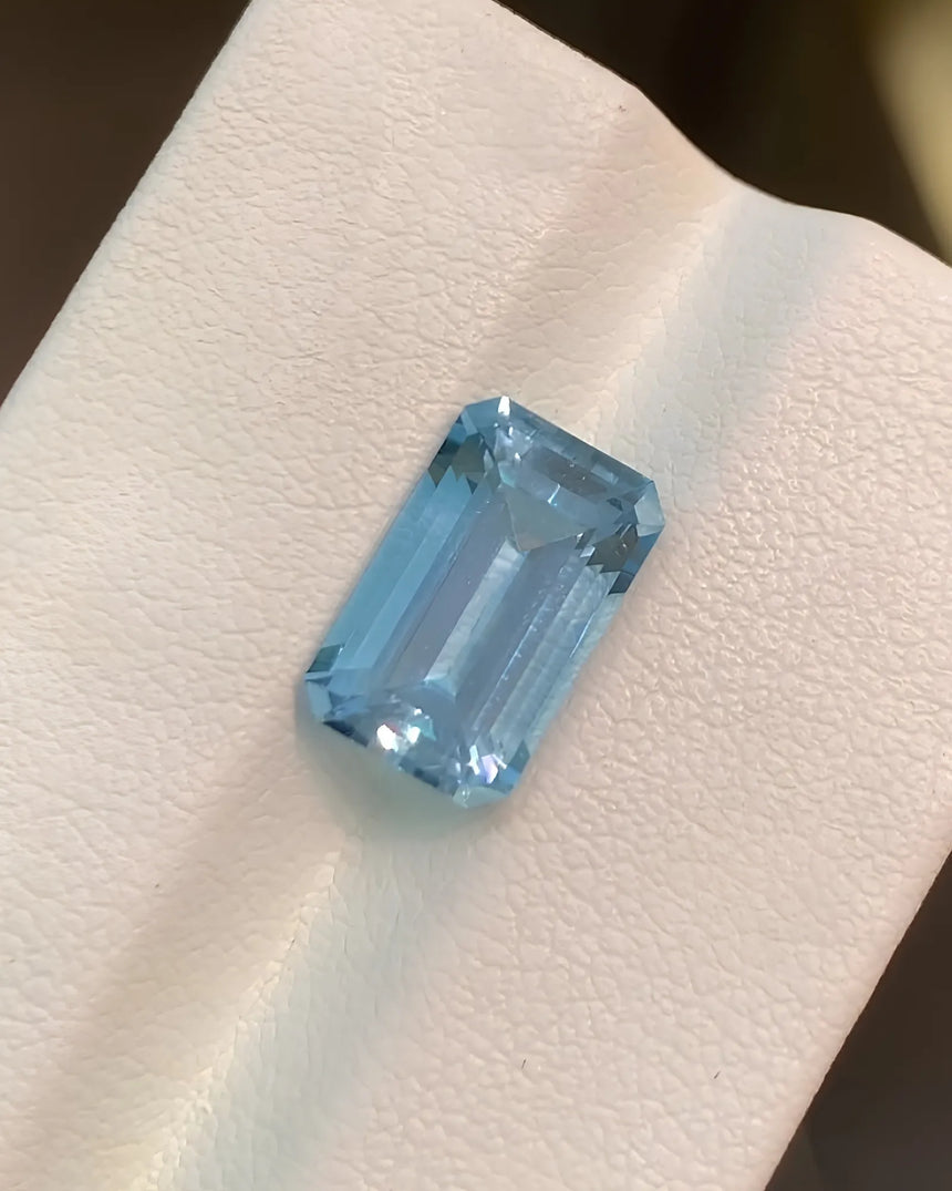 Angled view of 3.01ct Aquamarine gemstone on display pad | SARATTI