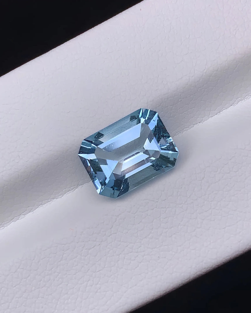 Angled view of 3.04ct Natural Santa Maria Aquamarine | SARATTI