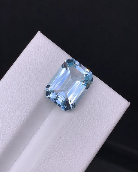 Angled view of 4.49ct Natural Santa Maria Aquamarine | SARATTI