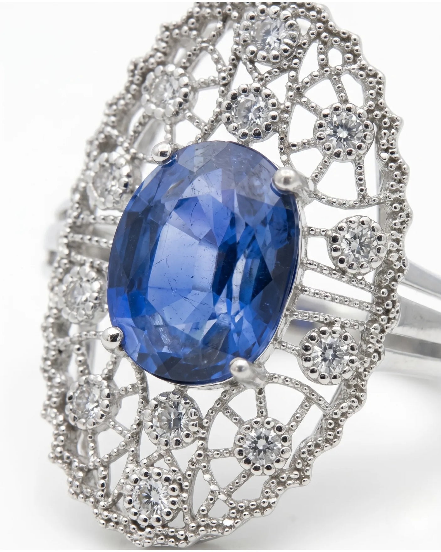 Antique-inspired sapphire ring with openwork diamond halo in polished platinum - SARATTI