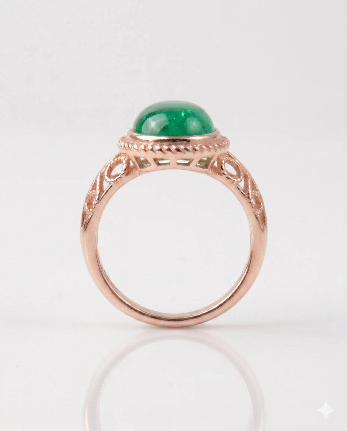 Antique inspired emerald ring in 18K Rose Gold | SARATTI