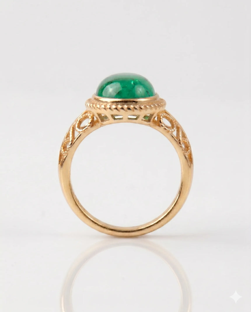Antique inspired emerald ring in 18K Yellow Gold | SARATTI