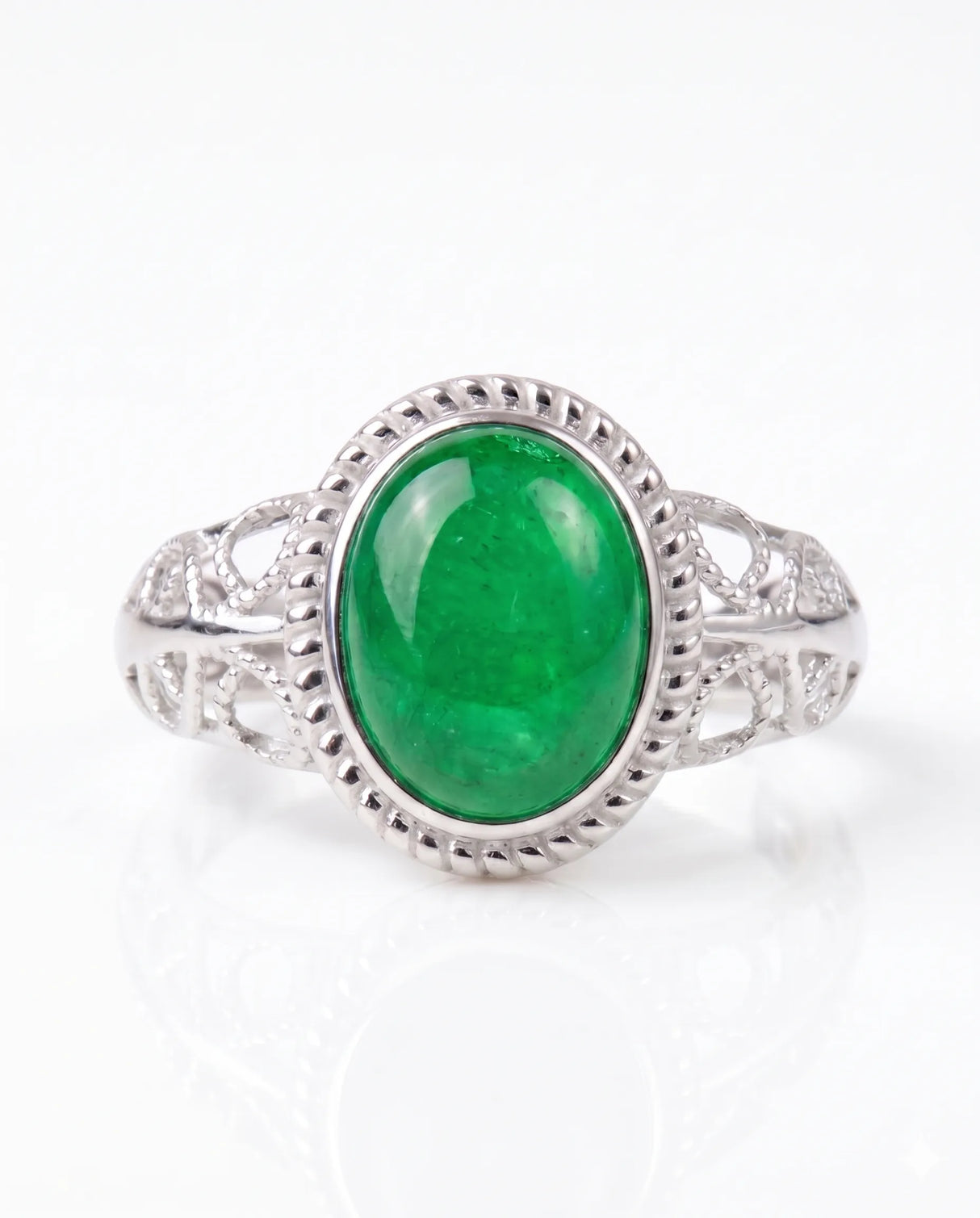 Antique inspired emerald ring in Platinum | SARATTI