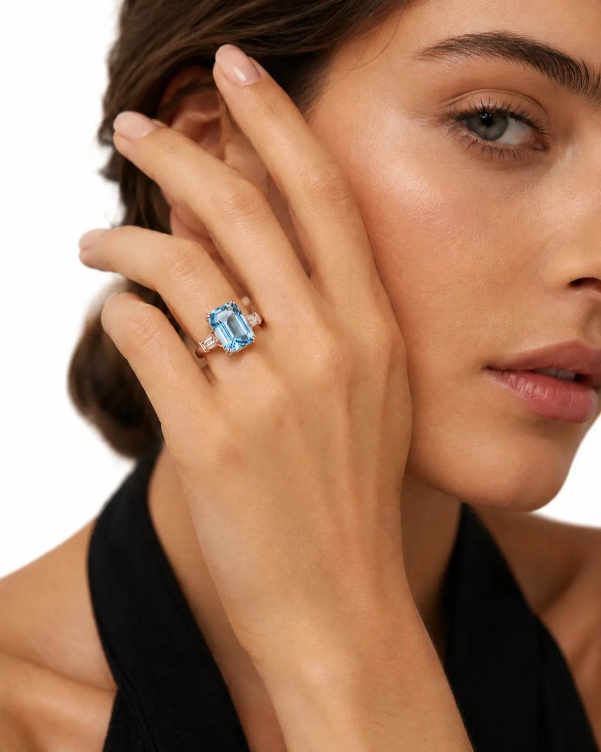 Équilibre emerald-cut Aquamarine baguette three-stone ring setting in rose gold, side view | SARATTI