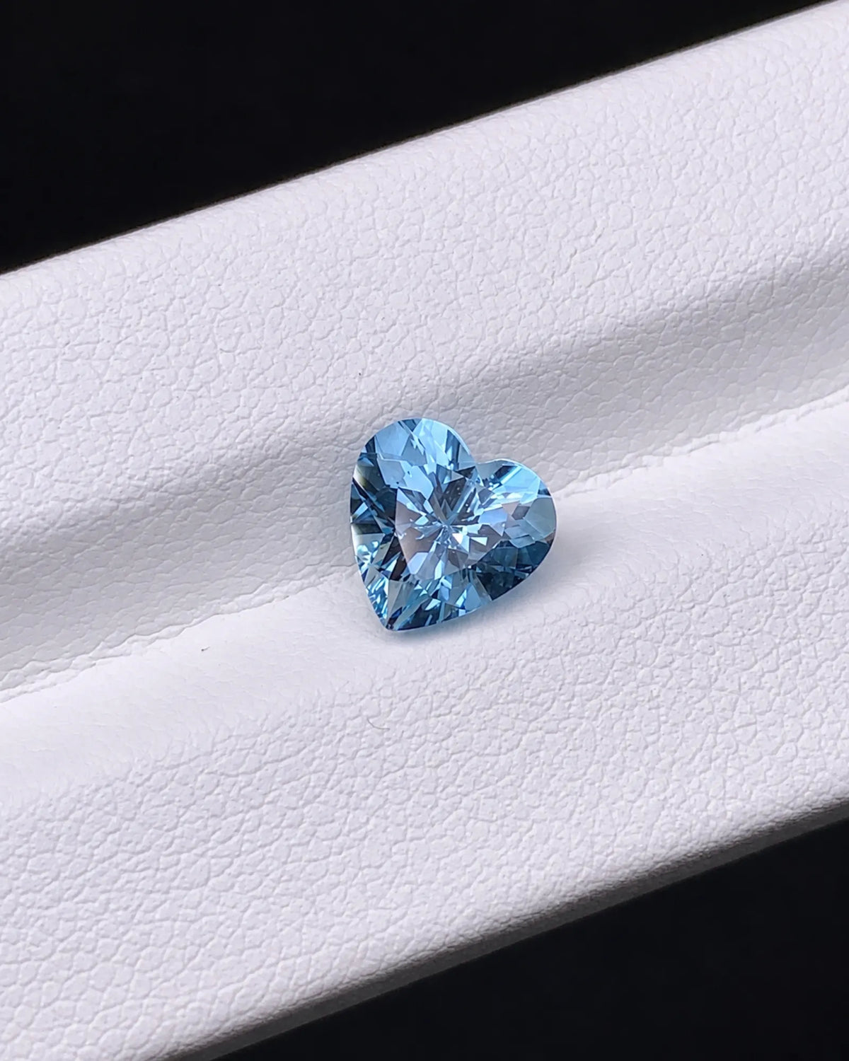 Aquamarine measuring 7.87 × 7.68 × 5.62 mm - SARATTI