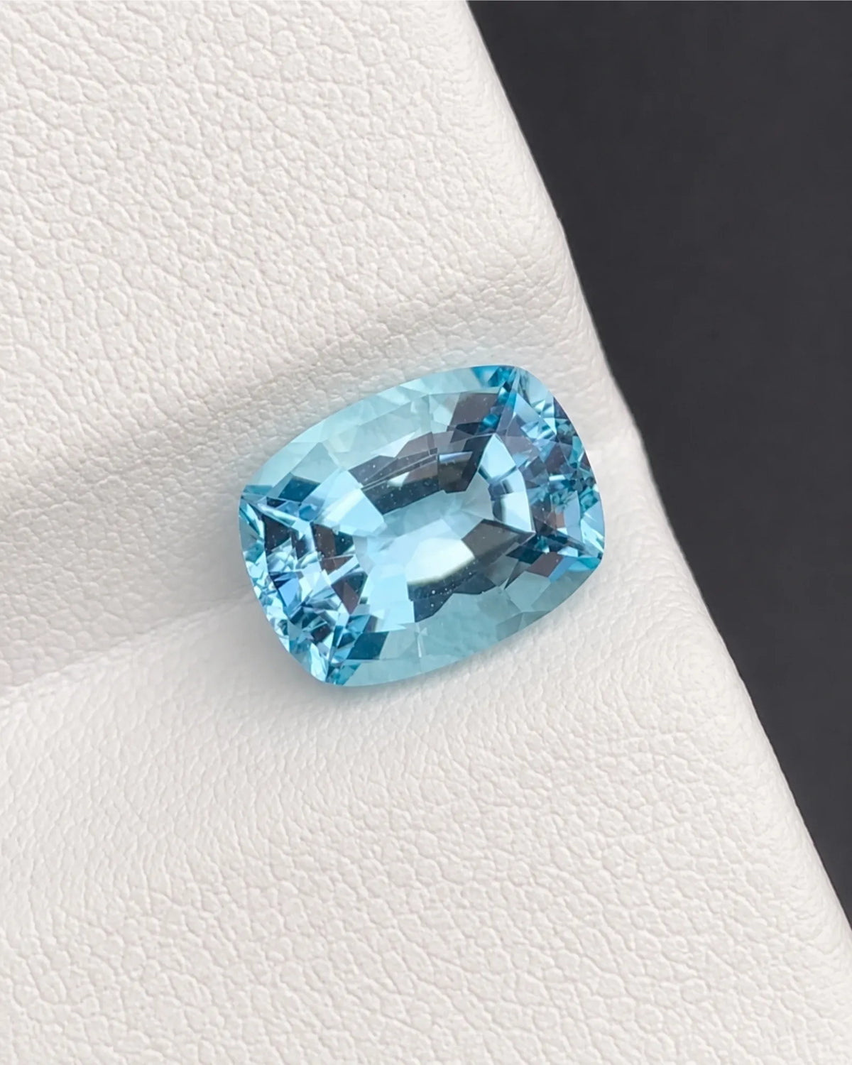 Aquamarine measuring 8.63 × 6.65 × 5.04 mm | SARATTI