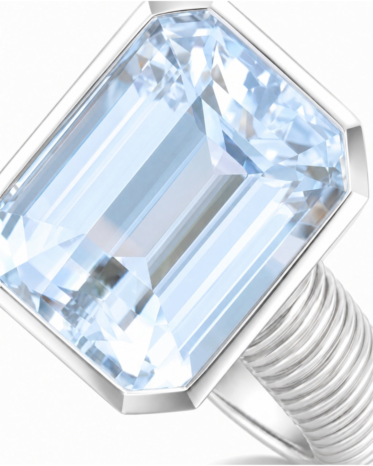 Rivage Bezel emerald-cut Aquamarine ribbed solitaire ring setting in white gold, side view | SARATTI