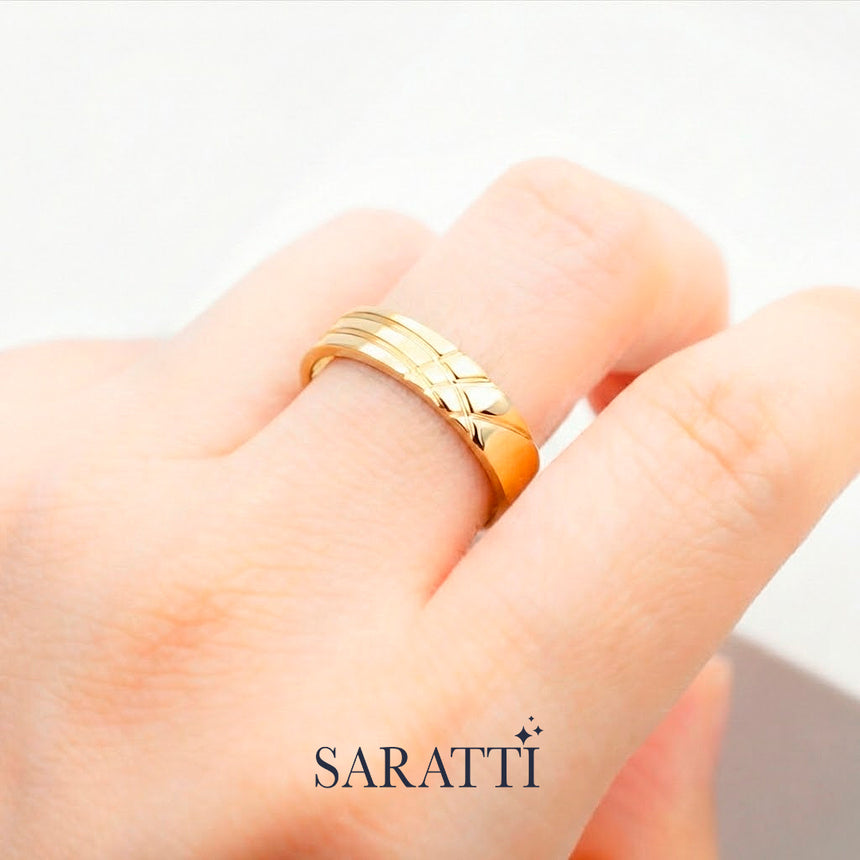 Mens comfort fit wedding band worn on hand in 18K yellow gold | SARATTI