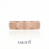 Mens comfort fit wedding band worn on hand in 18K rose gold | SARATTI