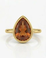 Aurex pear Topaz setting with a polished 18K yellow gold band | SARATTI
