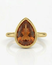 Aurex pear Topaz setting with a polished 18K yellow gold band | SARATTI