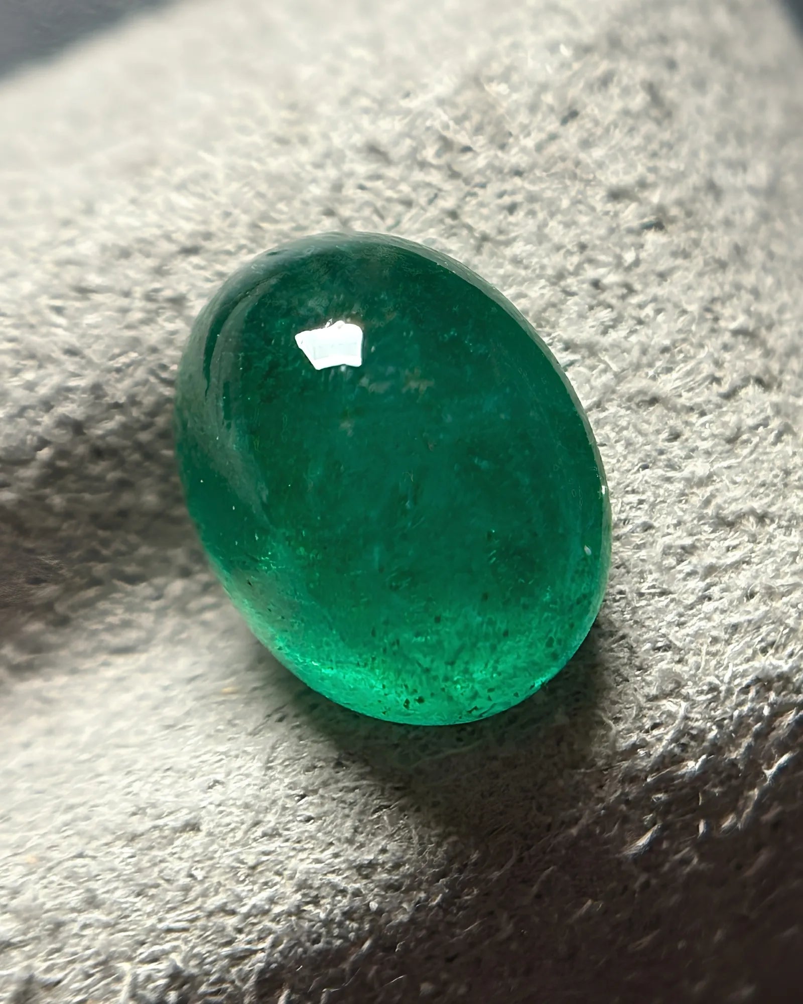 Back view of 2.5ct Natural Emerald oval cabochon gemstone | SARATTI