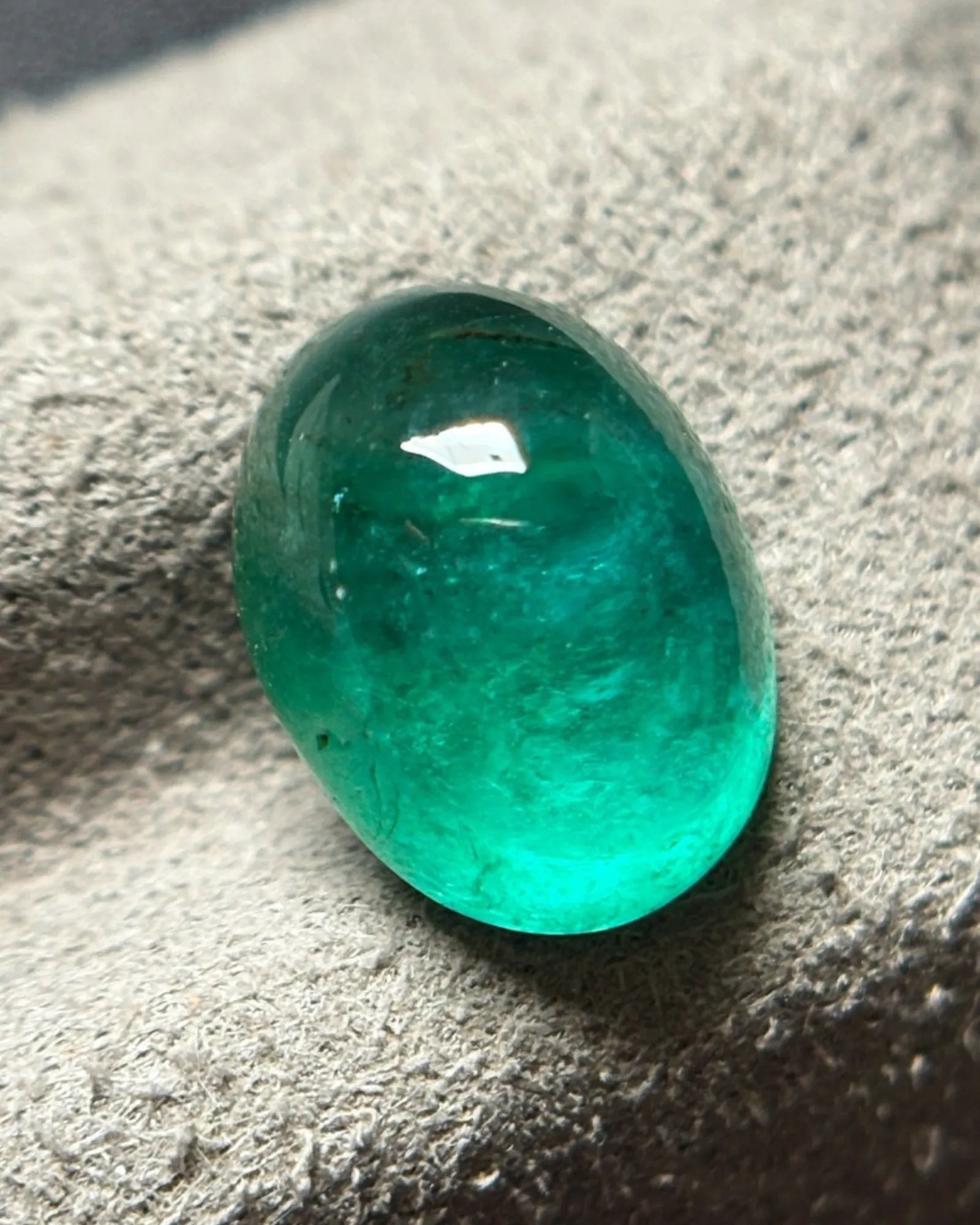 Back view of 2.86ct Natural Emerald oval cabochon gemstone | SARATTI
