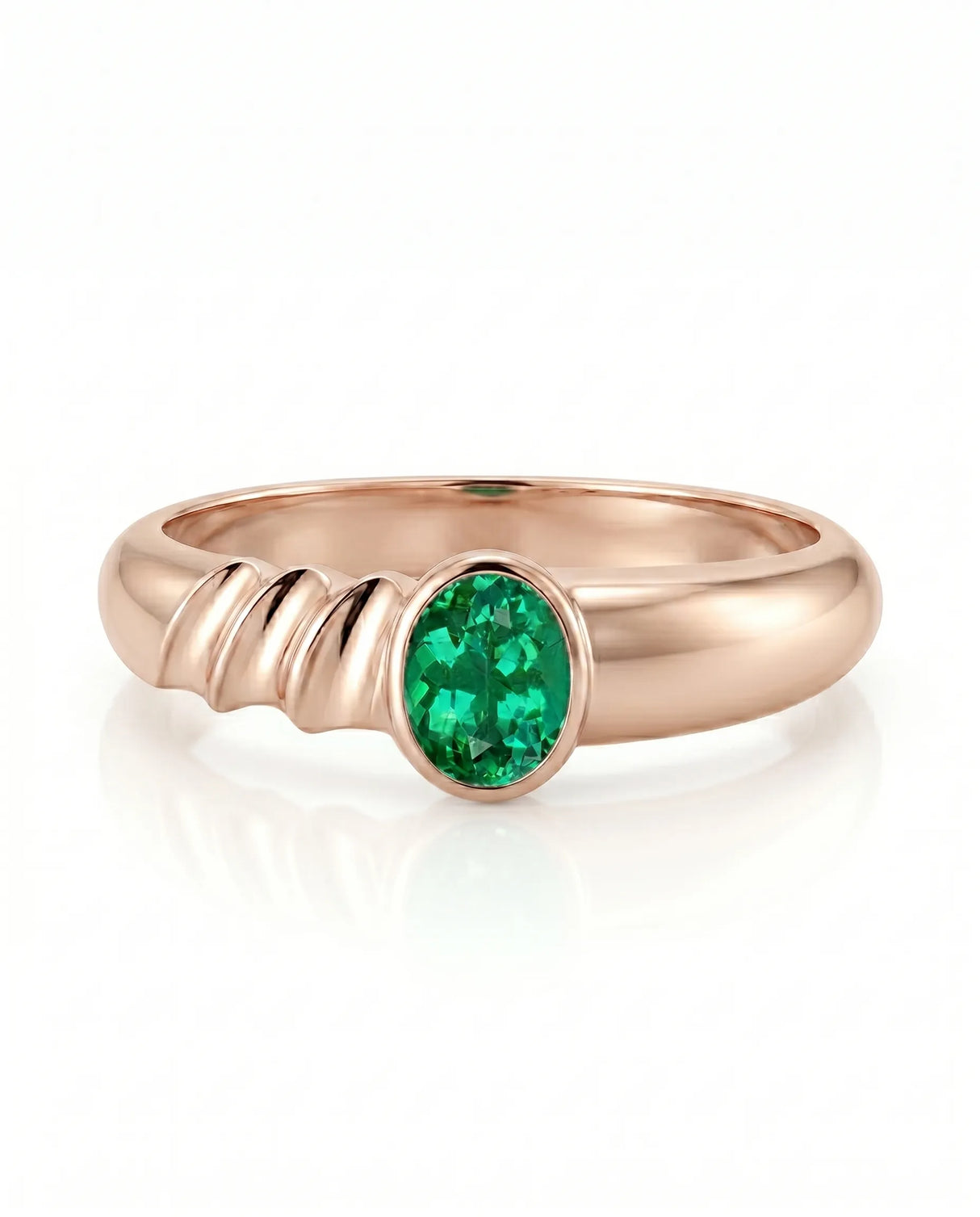 Bezel set emerald ring in 18K rose gold | SARATTI

