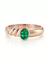 Bezel set emerald ring in 18K rose gold | SARATTI
