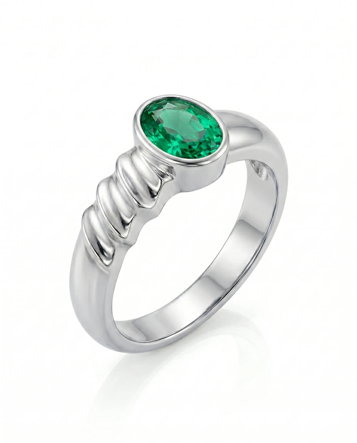 Bezel set emerald ring in 18K white gold | SARATTI
