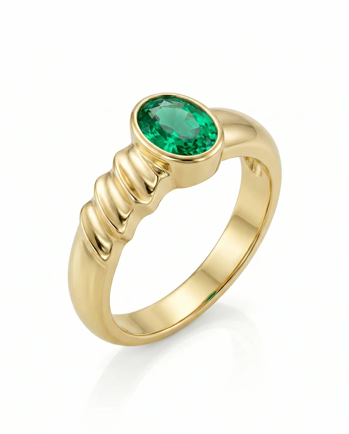 Bezel set emerald ring in 18K yellow gold | SARATTI

