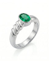 Bezel set emerald ring in platinum | SARATTI
