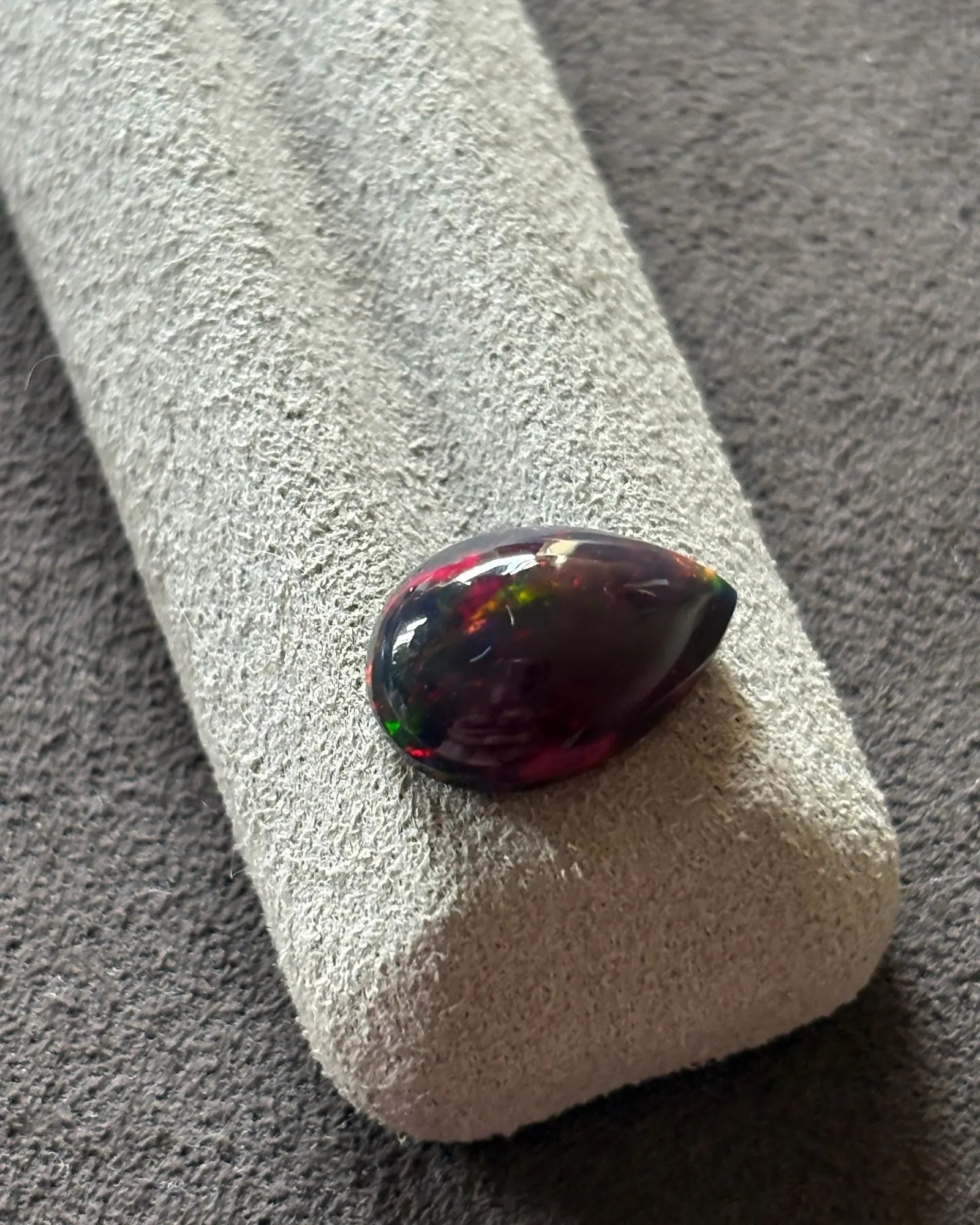 Black Opal pear cabochon measuring 13.7 × 7.5 mm | SARATTI