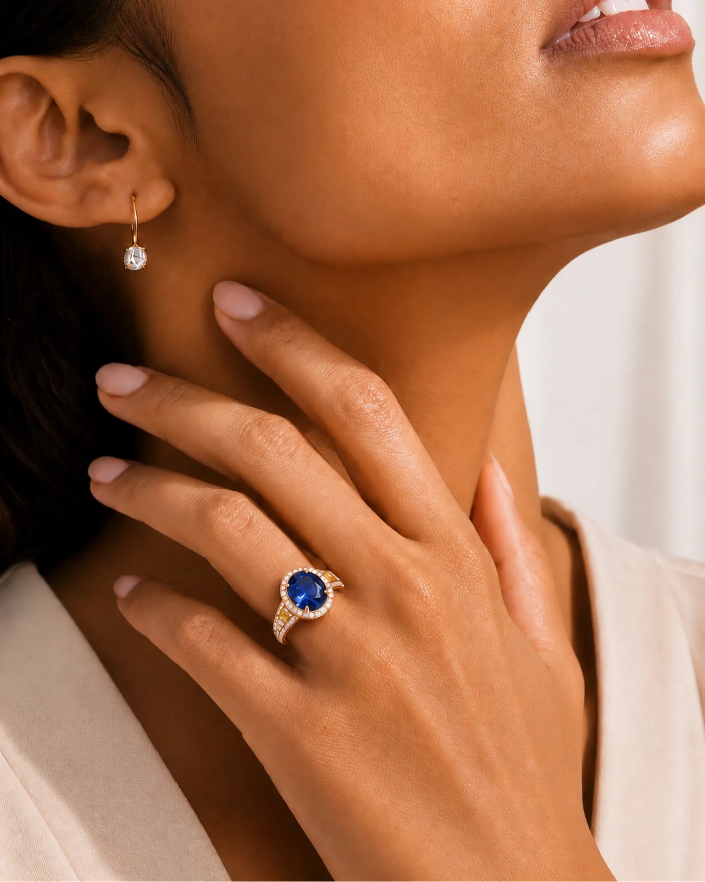 Blue sapphire engagement ring with diamond halo and yellow shoulder stones in 18K rose gold | SARATTI