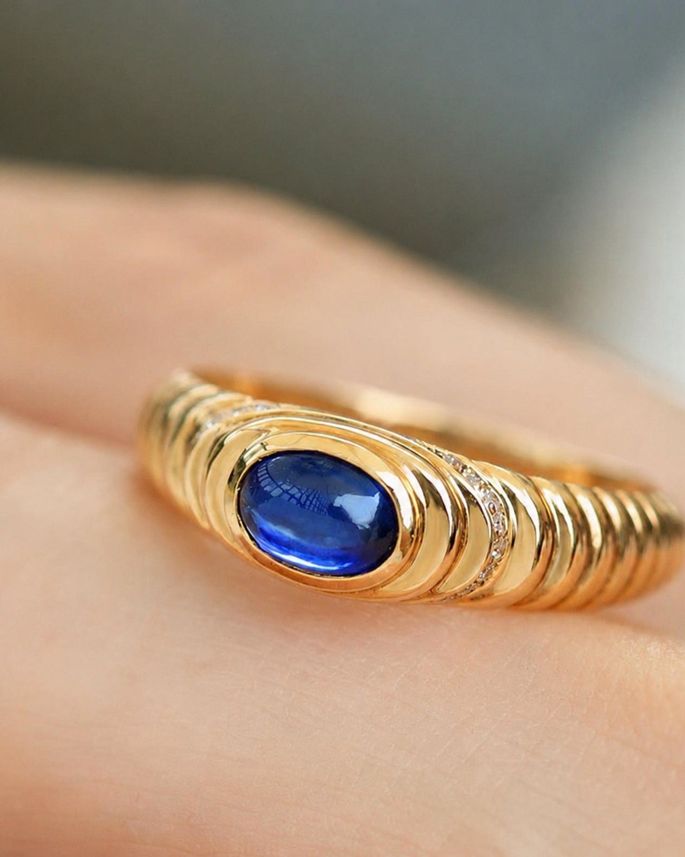 Cabochon Blue Sapphire 18K yellow gold Ring with Diamonds - SARATTI