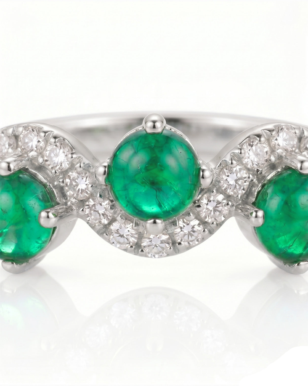 Cabochon emerald diamond ring with flowing design in 18K White Gold | SARATTI