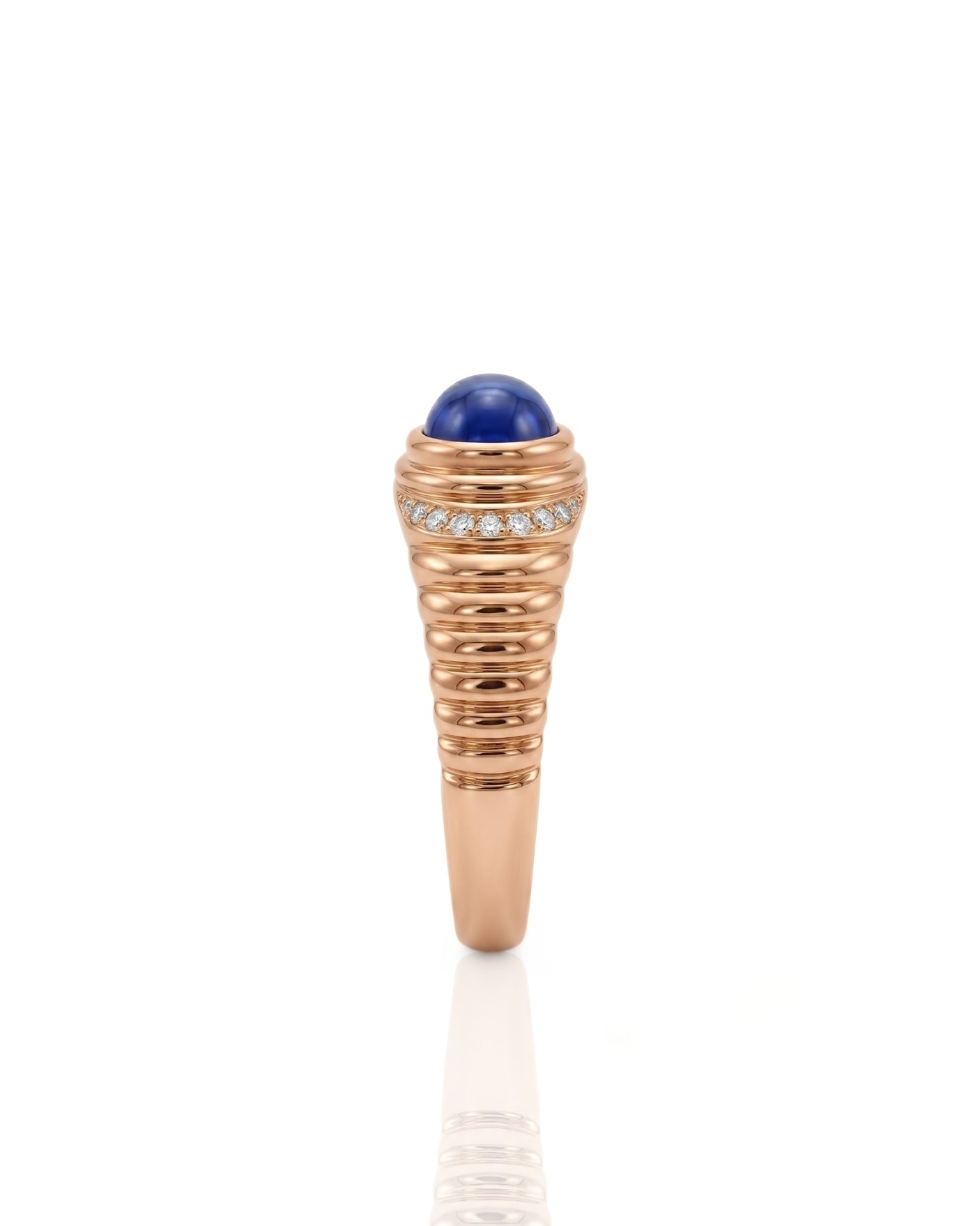 Cabochon sapphire ring with soft sculptural ribbed design in 18K rose gold | SARATTI