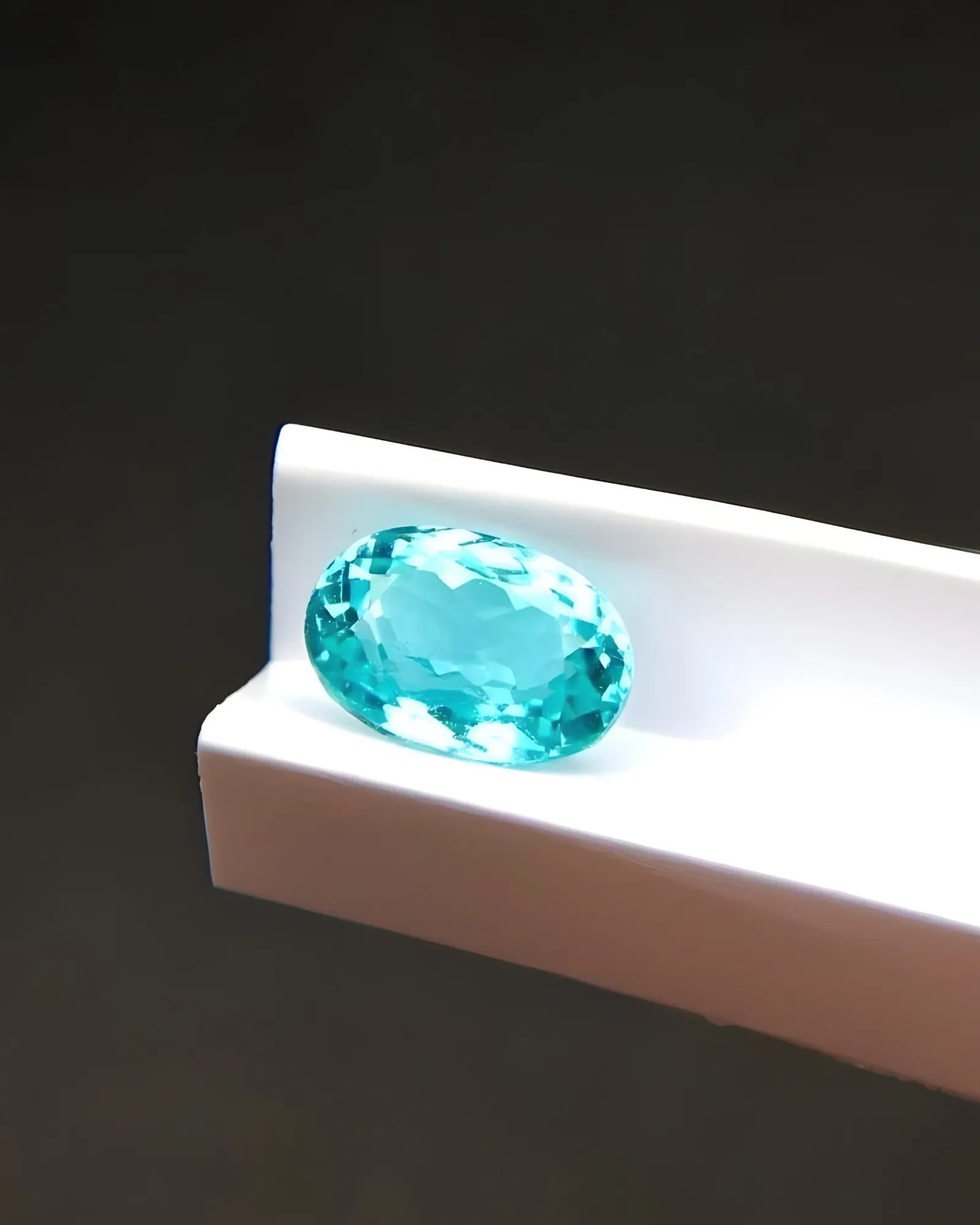 Certified Paraiba tourmaline gemstone 0.76 carat close-up - SARATTI