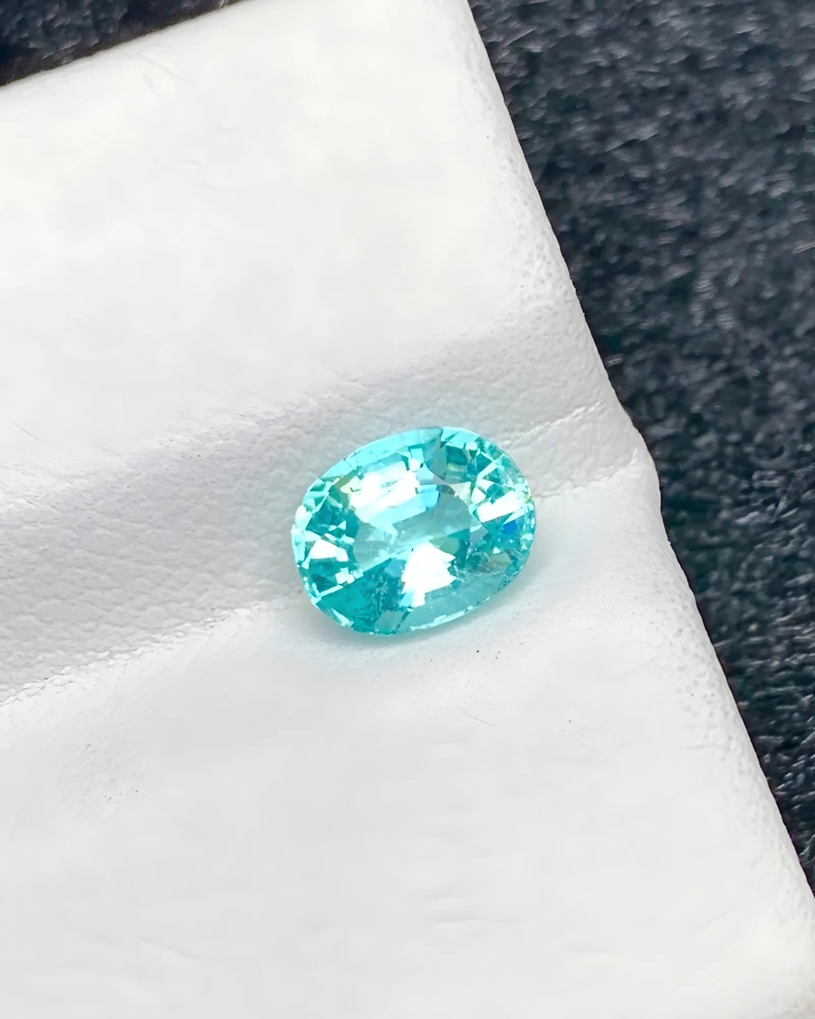 Certified Paraiba tourmaline gemstone 1.05 carat close-up - SARATTI