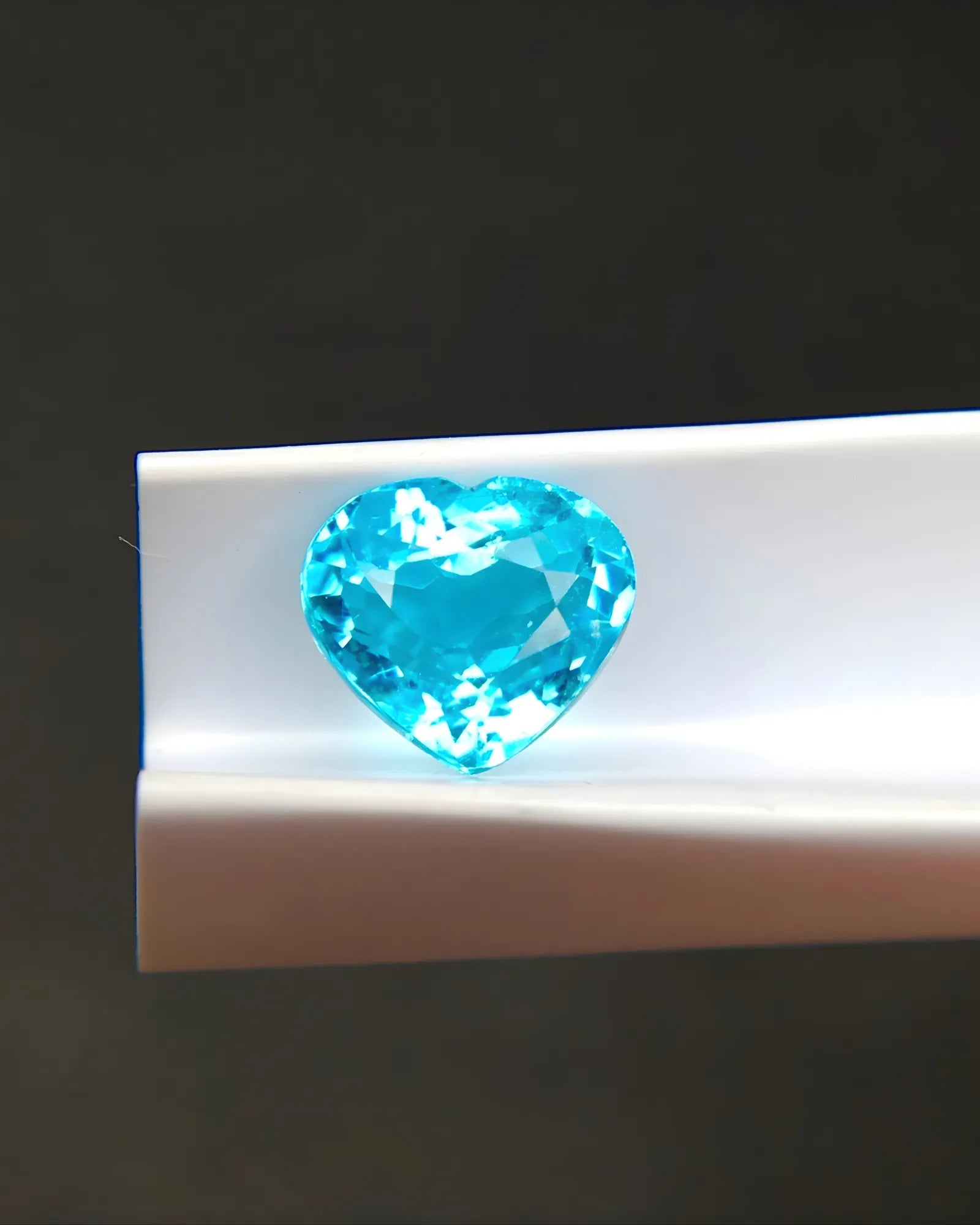 Certified Paraiba tourmaline gemstone 1.19 carat close-up - SARATTI