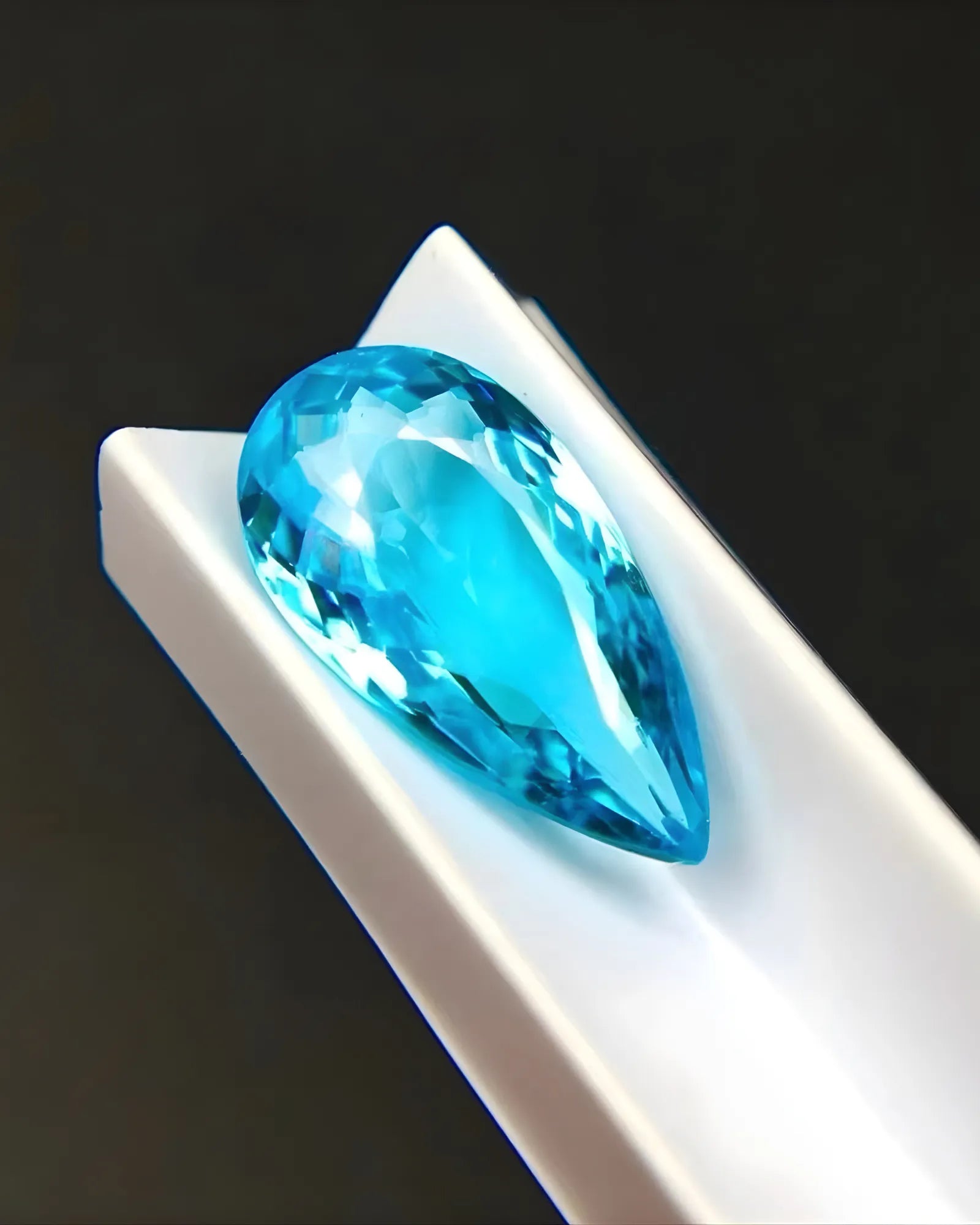 Certified Paraiba tourmaline gemstone 1.84 carat close-up - SARATTI