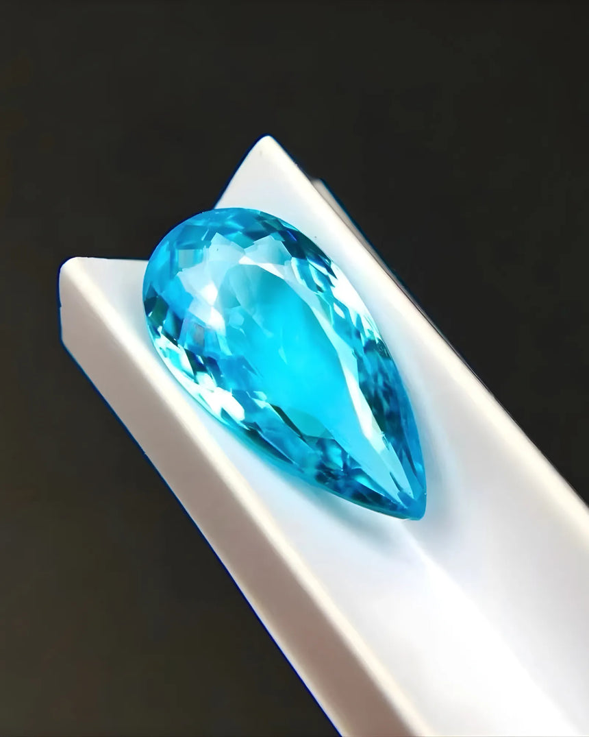 Certified Paraiba tourmaline gemstone 1.84 carat close-up - SARATTI